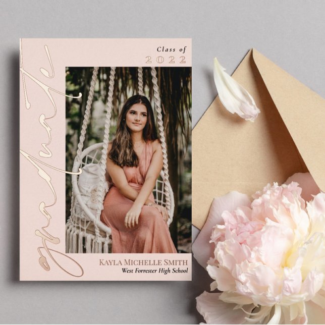 Blush Rose Gold Calligraphy Foto Abschluss Folieneinladung (Von Creator hochgeladen)
