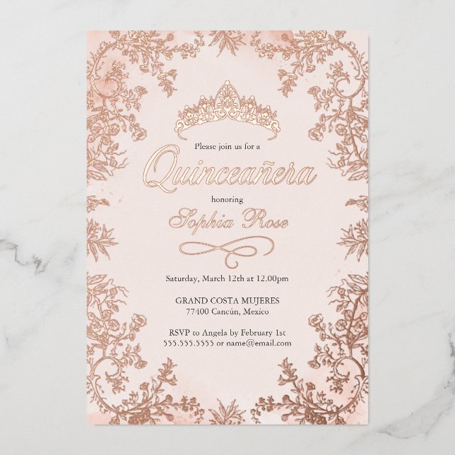 Blush Rose Goldkrone Bläserquinceanera Folieneinladung (Vorderseite)