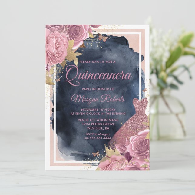 Blush Sparkress & Floral Navy Quinceanera Einladung (Stehend Vorderseite)