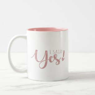 Blushing Bride Modern Lettering Pink Hearts Custom Zweifarbige Tasse