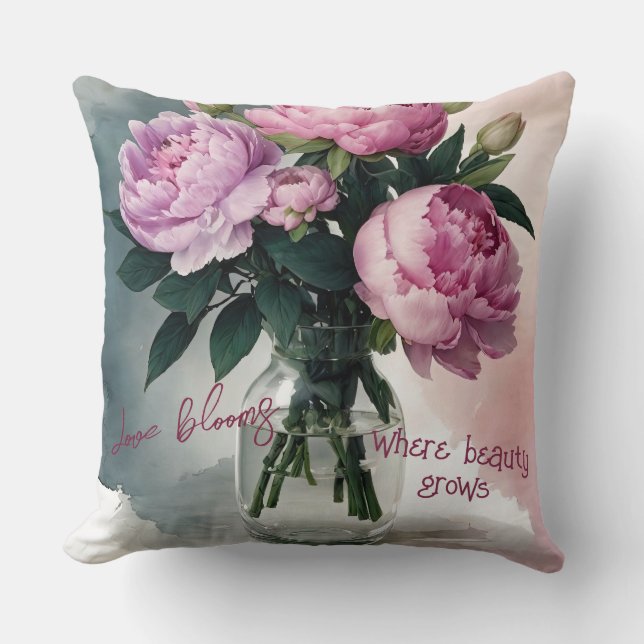 Blushing Peonys in Glass Vase Throw Kissen (Vorderseite)