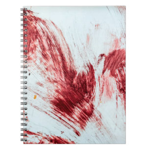 Blut und blutige Spuren in einer alten Badewanne. Notizblock