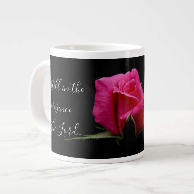 Blüte mit Verse; Blüte der rote Rose, Psalm 37:7 Jumbo-Tasse (Vorderseite Links)