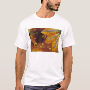 Blüten auf einer reflektierenden Mylar-Oberfläche  T-Shirt