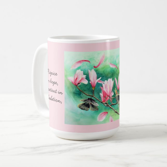 Blüten mit Schmetterlingen, mit Verse Römern 12:12 Kaffeetasse (Vorderseite Links)