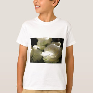 Blütenblüten der Weißen Rose Destinative Gardens T-Shirt