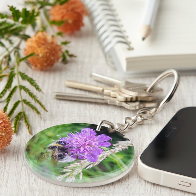 Blütenglück am Schlüsselbund – Hummel auf Skabiose Schlüsselanhänger (Vorderseite rechts)