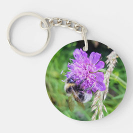 Blütenglück am Schlüsselbund – Hummel auf Skabiose Schlüsselanhänger