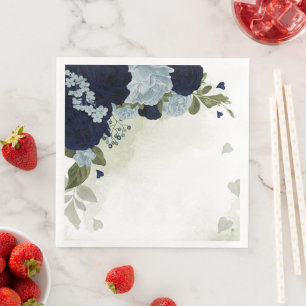 Blütengrün aus staubigen Blumen und marineblauen B Serviette