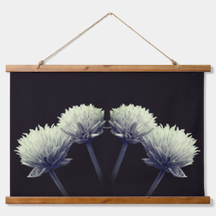 Blütenkalben in Schwarz und Weiß Wandteppich Mit Holzrahmen