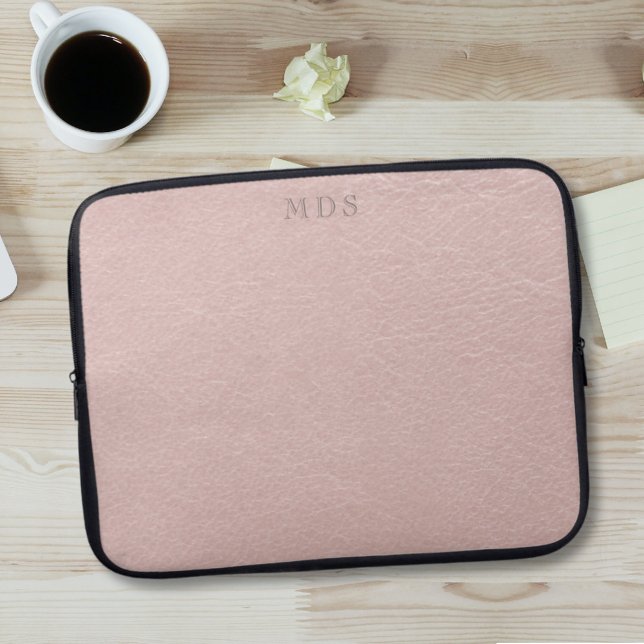 Blütenrosa Modernes Monogramm-Notebook-Sieb Laptopschutzhülle (Just add your initials to this elegant faux leather look laptop sleeve)