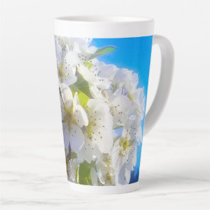 Blütenzweig einer Birne Milchtasse