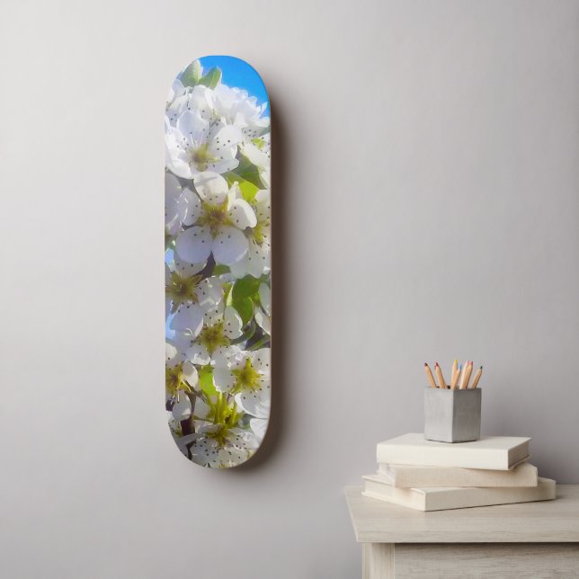 Blütenzweig einer Birne Skateboard (Wandkunst)