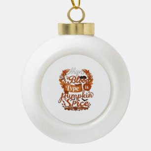 Blutgruppe ist Kürbisgewürz Halloween Schwarze Kat Keramik Kugel-Ornament