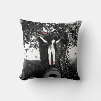 Bluttee und Puppenkissen mit rotem String Kissen