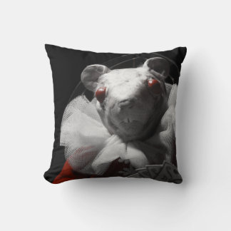 Bluttee und weißes Mauskissen mit rotem String Kissen