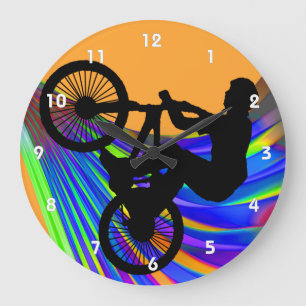 BMX auf der Rainbow Road Große Wanduhr