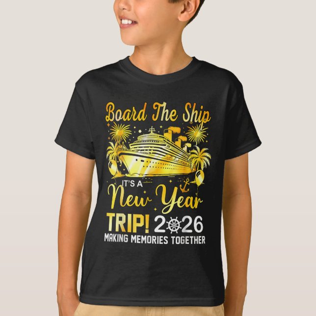 Board The Ship It's A New Year Trip 2026 Matching  T-Shirt (Vorderseite)