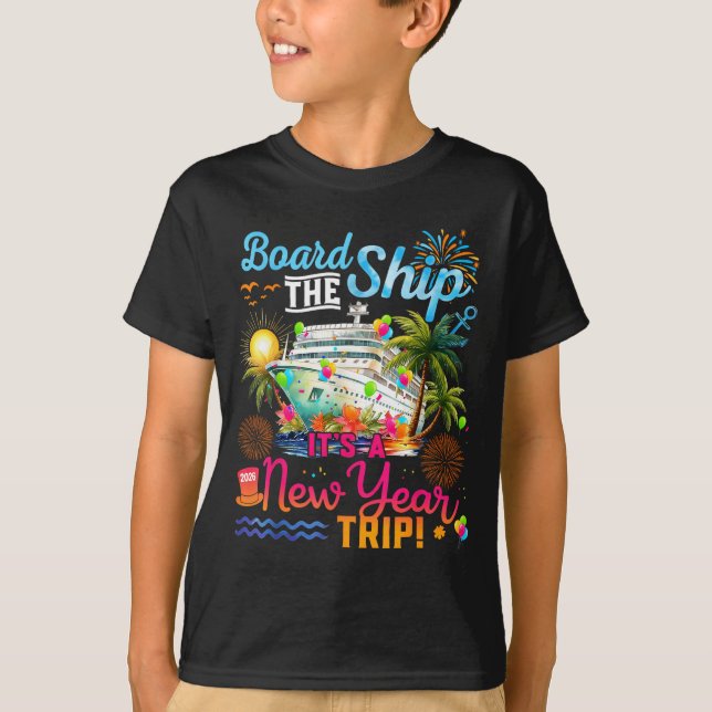 Board The Ship It's A New Year Trip Cruise Family  T-Shirt (Vorderseite)