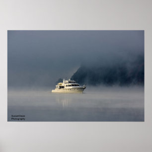 Boat auf einem nebeligen Morgen Poster