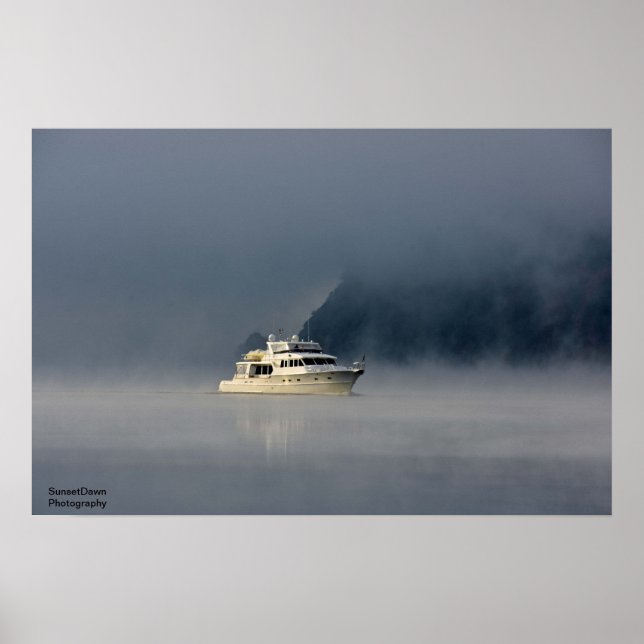 Boat auf einem nebeligen Morgen Poster (Vorne)