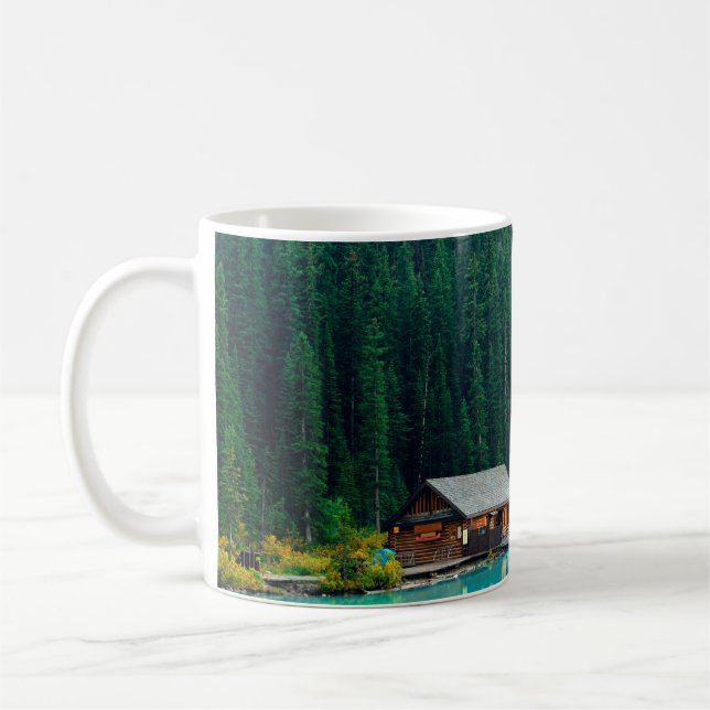 Boat house by Lake Louise in Banff National Park,  Kaffeetasse (Links)