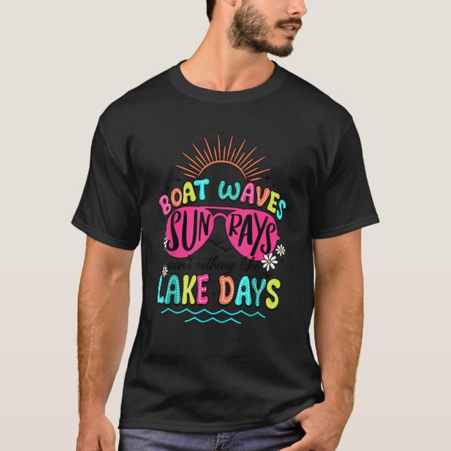 Boat Wave Sun Rays Ain t Nothing Like Lake Days Su T-Shirt (Vorderseite)