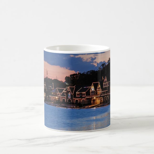Boathouse-Reihendämmerung Kaffeetasse (Mittel)