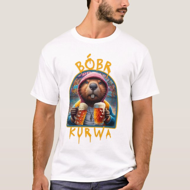 Bóbr Kurwa Drinking Beer T-Shirt (Vorderseite)
