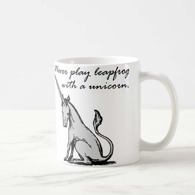 Bockspringen mit einer Unicorn-lustigen Tasse oder (Rechts)