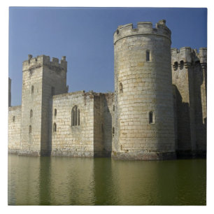 Bodiam Castle (1385), reflektiert im Burggraben, O Fliese
