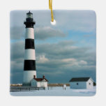 Bodie Lighthouse mit Schnee, Außenbänke, NC Keramikornament<br><div class="desc">Bodie Lighthouse mit Schnee,  Äußere Banken,  North Carolina</div>