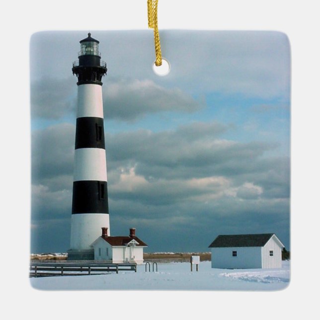 Bodie Lighthouse mit Schnee, Außenbänke, NC Keramikornament (Vorderseite)