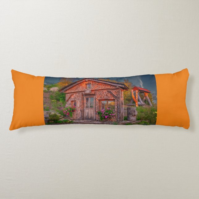 Body Pillow magische Hütte in der Morgensonne Seitenschläferkissen (Vorderseite)