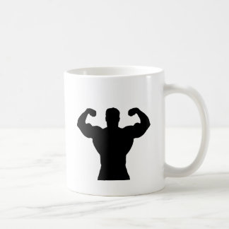 Bodybuilder, der Muskeln biegt Kaffeetasse
