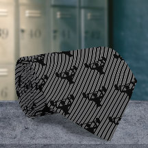 Bodybuilder - Gewichtheben auf dunklem Streifen