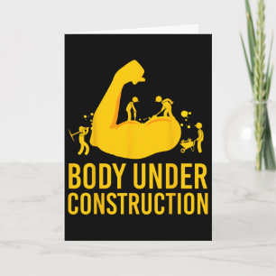 Bodybuilder-Körper unter Konstruktion Lustiger Fit Karte