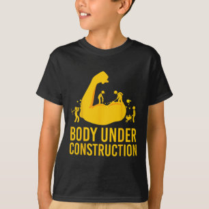 Bodybuilder-Körper unter Konstruktion Lustiger Gym T-Shirt