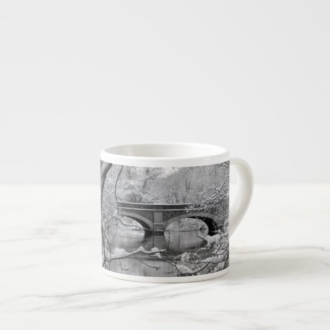 Bogen-Brücke über gefrorenem Fluss im Winter Espressotasse (Vorderseite Rechts)