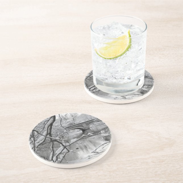 Bogen-Brücke über gefrorenem Fluss im Winter Getränkeuntersetzer (Seite)