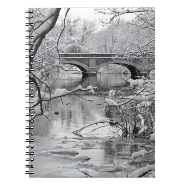 Bogen-Brücke über gefrorenem Fluss im Winter Notizblock (Vorderseite)
