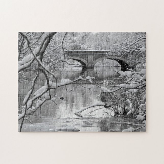 Bogen-Brücke über gefrorenem Fluss im Winter Puzzle (Horizontal)