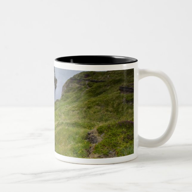 Bogen-Geigen-Felsen, Portknockie, Schottland Zweifarbige Tasse (Rechts)
