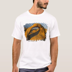Bogen in Alabama Hills Eastern Sierras nahe Lone T-Shirt