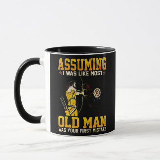 Bogenschießen, so wie der älteste Mann, der zuerst Tasse