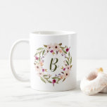 Bohemische Tasse des Blumengartens<br><div class="desc">Bohemische inspirierte Tasse mit Aquarell lila und Elfenbein Blume mit Laubkranz. Diese individuell anpassbare Monogramm-Tasse ist ideal für ein personalisiertes Geschenk oder Gastgeschenke.</div>