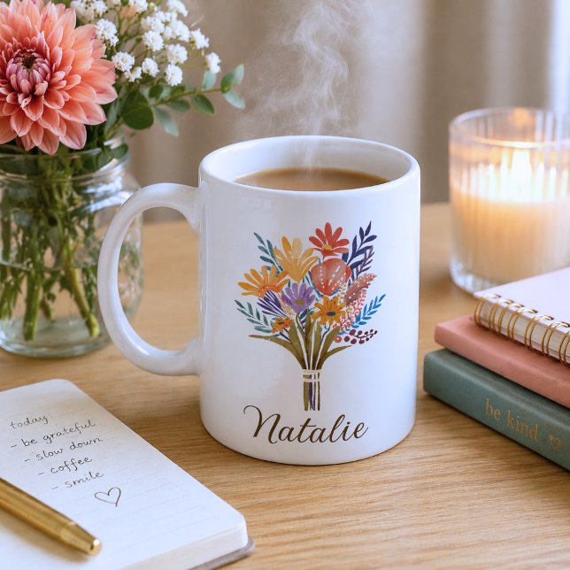 Bohemische Wildblume Bouquet Monogram Kaffeetasse (Von Creator hochgeladen)