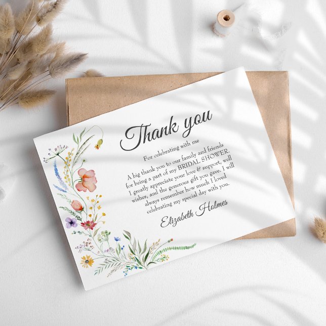 Bohemische Wildblume Meadow Brautparty Dankeskarte (Bohemian Wildflower Meadow Bridal Shower Thank You Card on a sunny boho table.)