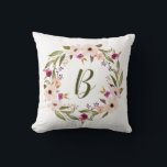 Bohemisches Blumenkissenmonogramm Kissen<br><div class="desc">Bohemisch inspiriert Kissen mit Aquarell lila und ElfenbeinBlume mit Laubkranz. Dieses individuell anpassbare Monogramm-Kissen ist als personalisiertes Geschenk- und Kinderzimmer-Zimmer-Akzent geeignet.</div>