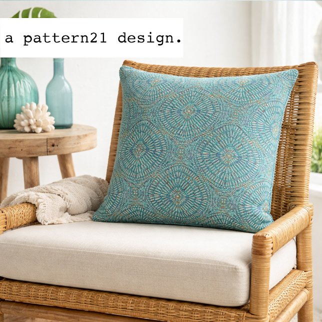 böhmisches Bluesmuster Kissen (Teal mandala pillow brings relaxed island boho style to bright coastal living spaces.)